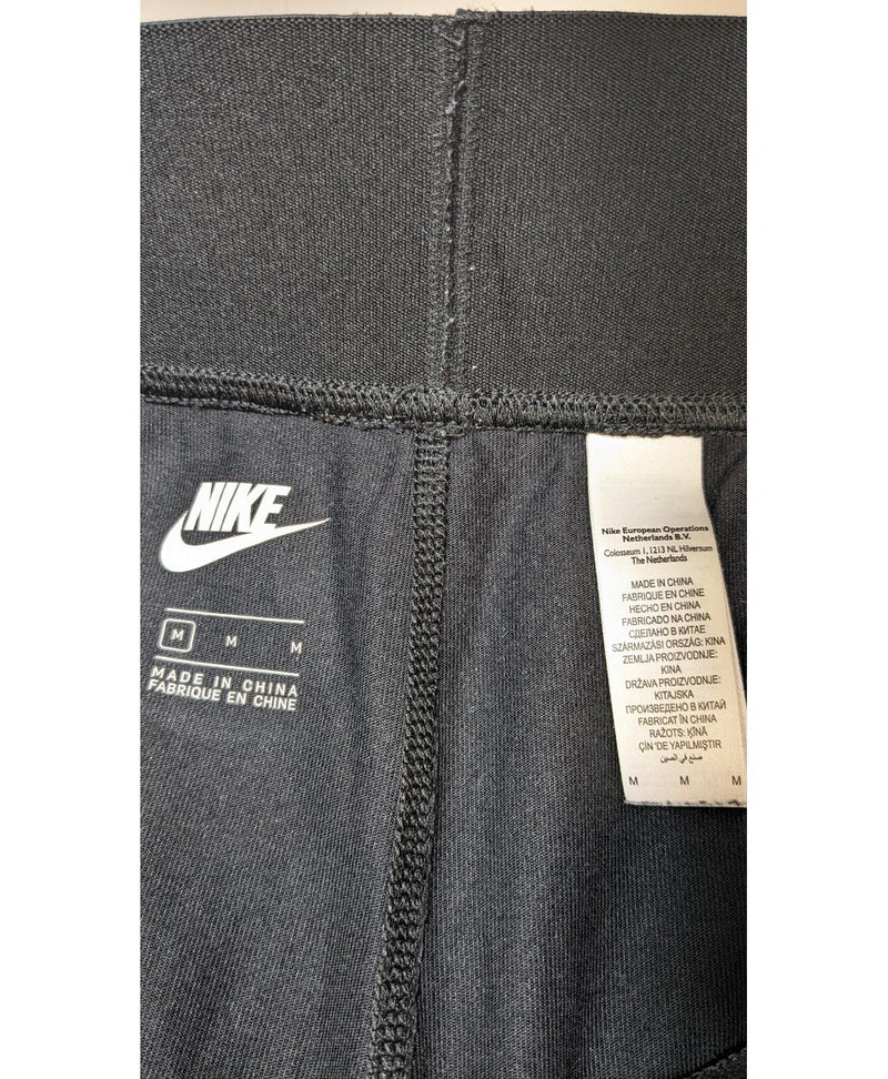 546579 Once Again, la référence de la friperie en ligne pour des achats de vêtements d'occasion sans souci et en état parfait.