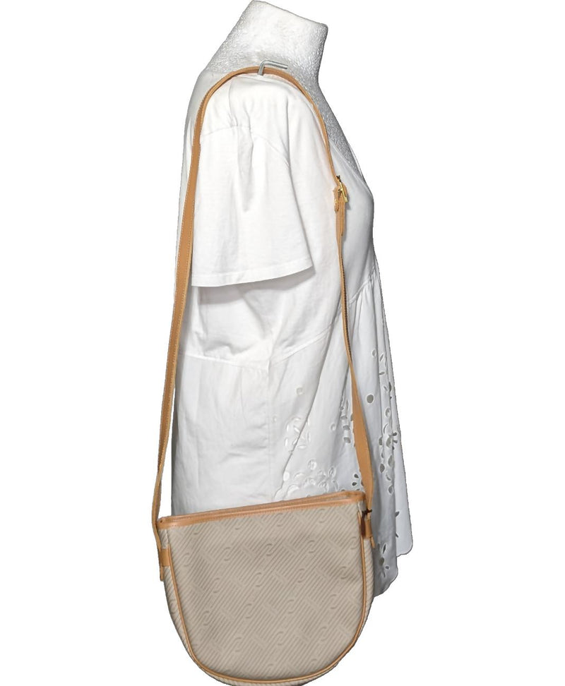 Shopping simplifié avec Once Again pour 561528 : trouvez des pièces uniques en très bon état en quelques clics.