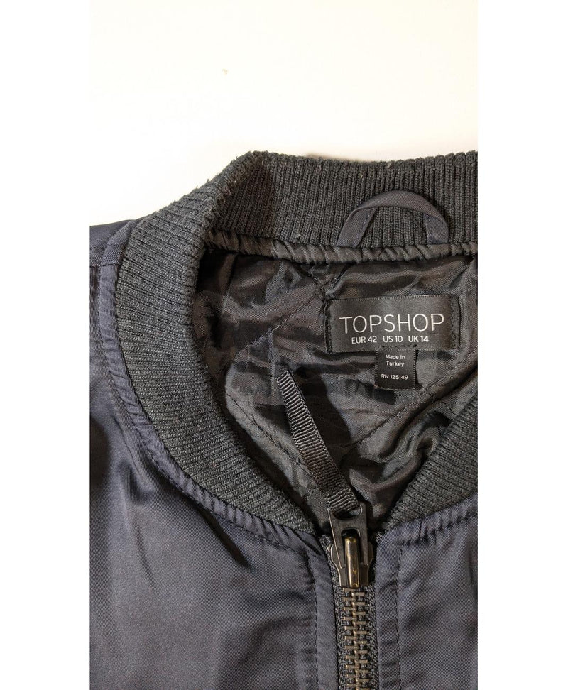 563988 Once Again, la référence de la friperie en ligne pour des achats de vêtements d'occasion sans souci et en état parfait.