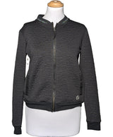La garantie Once Again : 568312 vêtements d'occasion de marque en état irréprochable.