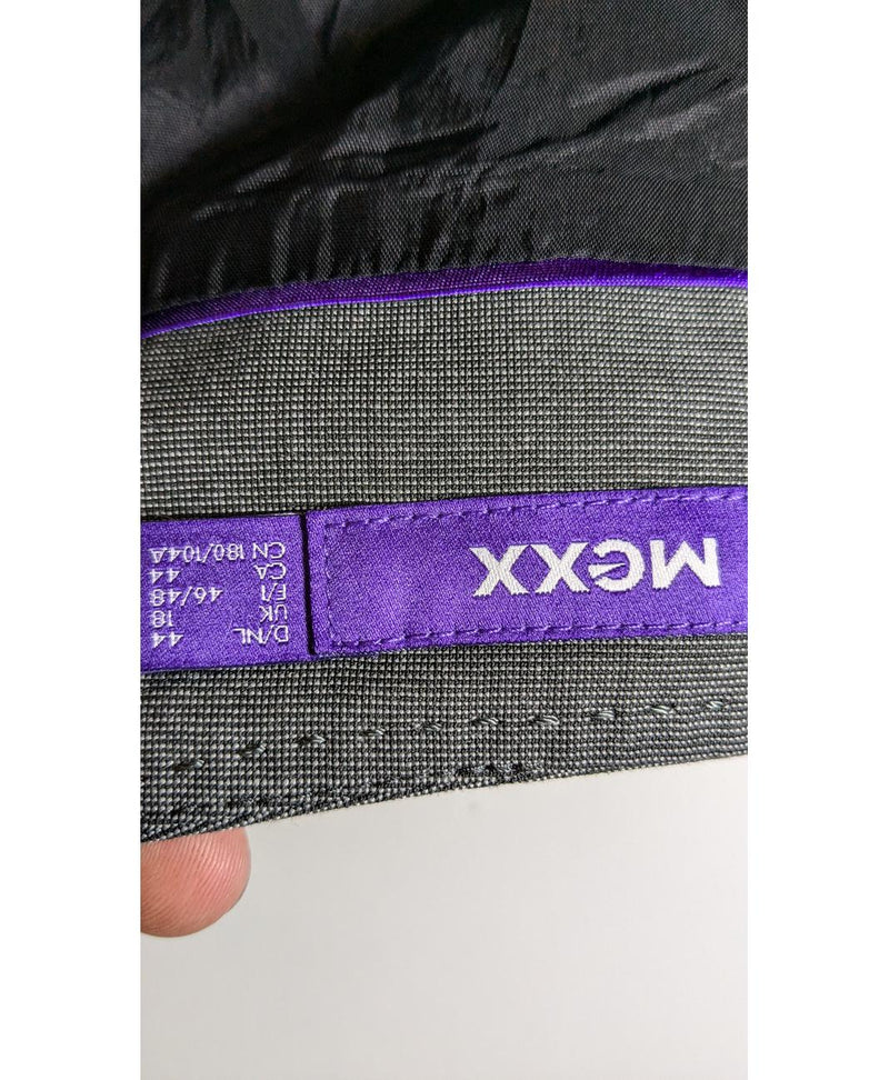 Shopping simplifié avec Once Again pour 569079 : trouvez des pièces uniques en très bon état en quelques clics.