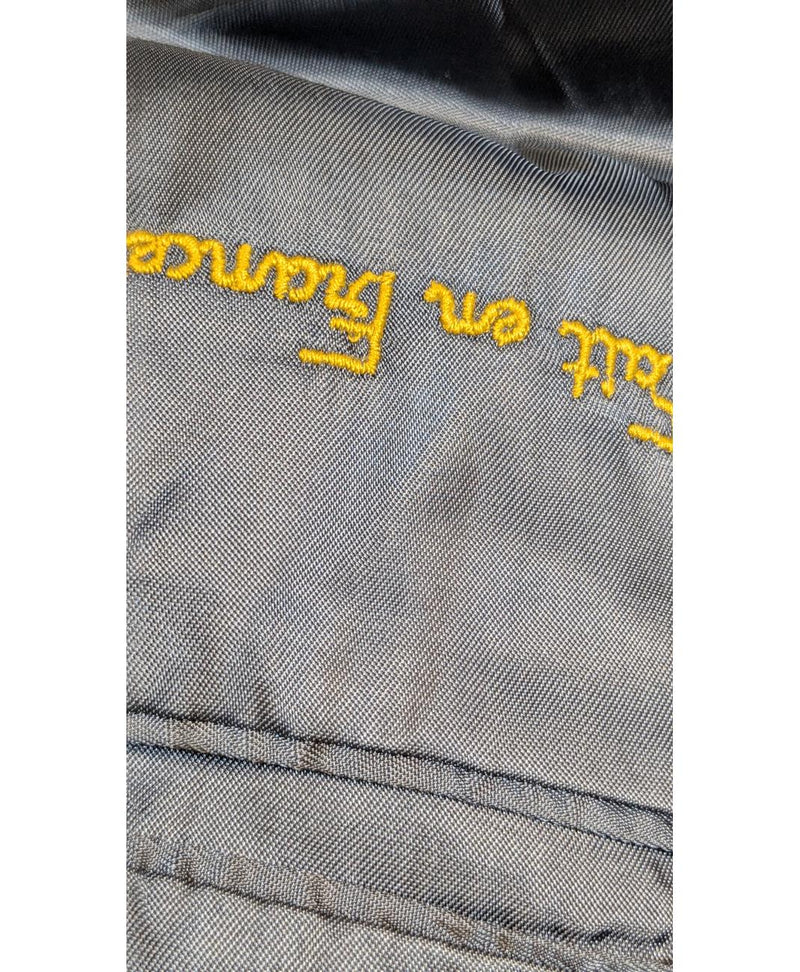 La garantie Once Again : 571755 vêtements d'occasion de marque en état irréprochable.