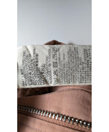 La garantie Once Again : 573850 vêtements d'occasion de marque en état irréprochable.